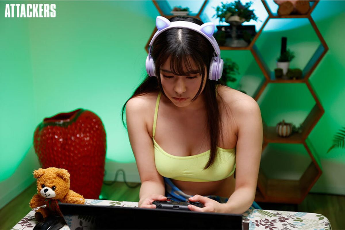 巨乳女性ゲーマーが裏配信チャンネルで生セックス実況